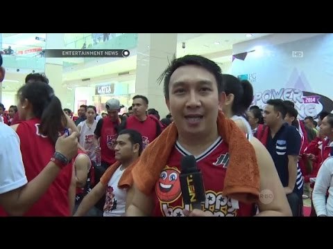 Keseruan Augie Fantinus bermain basket