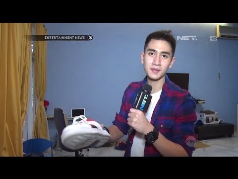 Verrel Bramasta memperlihatkan koleksi sepatu dan kacamatanya
