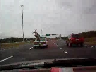 Moto sur un toit de voiture ! dingue !