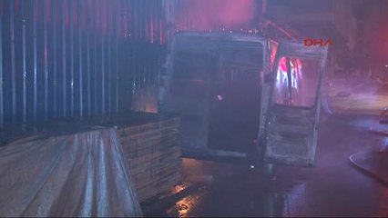 Minibüste Çıkan Yangın Kereste Deposuna Sıçradı