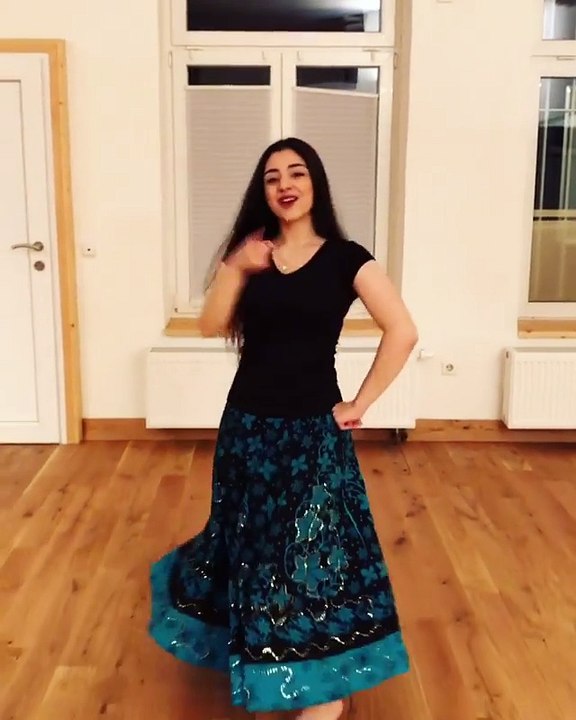 जर्मन की लड़की का मस्त देसी डांस