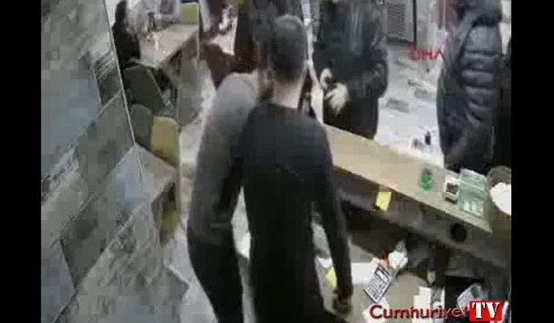 Polis, kokoreççide garsonu tokatladı, iş yeri sahibine tabanca doğrulttu