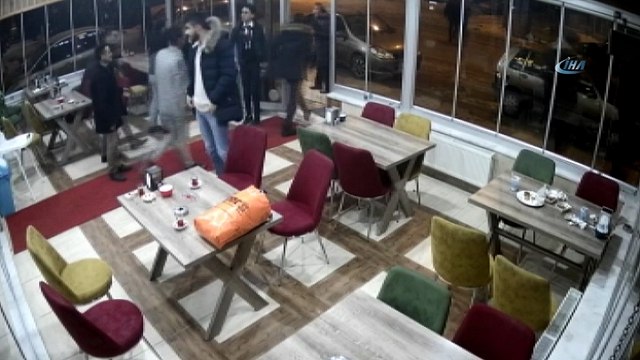 İlgi isteyen polis, garsonu tokatladı iş yeri sahibinin kafasına silah doğrulttu... O anlar kamerada