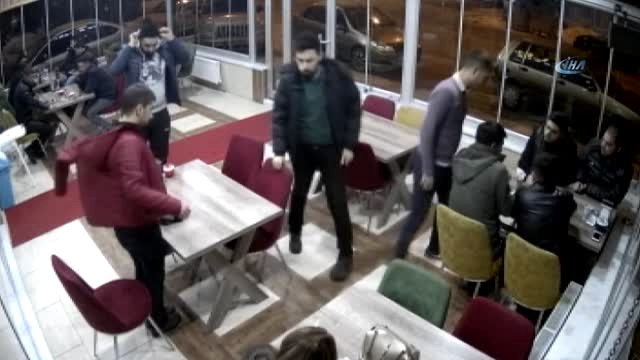 İlgi İsteyen Polis, Garsonu Tokatladı İş Yeri Sahibinin Kafasına Silah Doğrulttu... O Anlar Kamerada