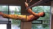 Ce gymnaste tient en équilibre à l'horizontal suspendu à un anneau en équilibre !