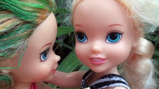 Anna and Elsa Toddlers Swimming Pool Part 3! Annya Meets Ursula Mermaids Toys and Dolls Family Elsya