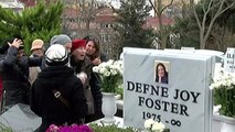 Defne Joy Foster'ın Annesi, Kızının Mezar Taşına Sarılıp Ağladı