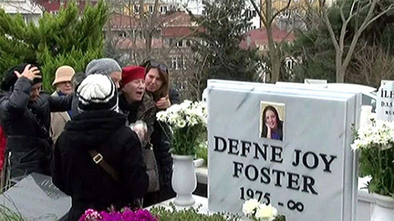 Defne Joy Foster'ın Annesi, Kızının Mezar Taşına Sarılıp Ağladı