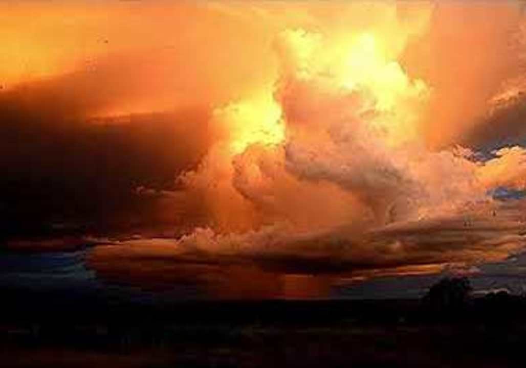 Timelapse Captures Sunset Lighting Up Sky in Western Australia