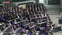 Alman vekiller parlamentoya terör örgütünü simgeleyen fularlarla katıldılar