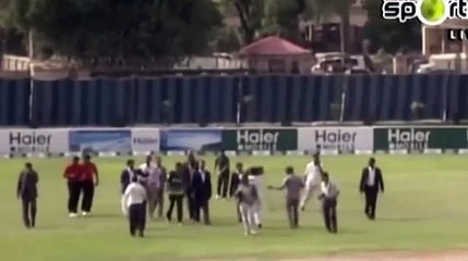 General Raheel's hit Shahid Afridi's bowl