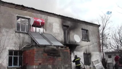 Felçli Kadın Yangından Son Anda Kurtarıldı