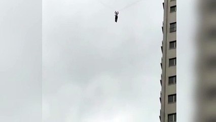 Ni Spiderman -  escapa por los cables para no pagar su hotel