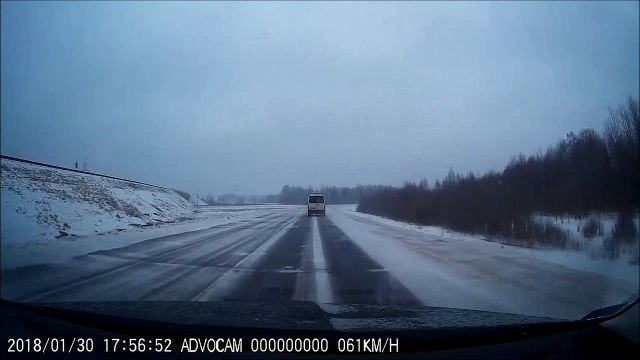 Ce van fini dans le décor en glissant dans un virage sur une route verglacée