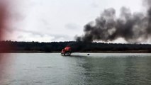 Ce kayakiste héroique vient en aide à un pecheur piégé sur un bateau en feu