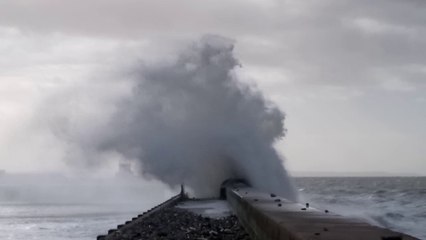 en pleine tempête... la plage du Havre disparait sous les eaux