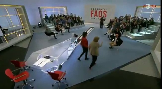 Pilar Rahola intenta agredir a Sergio Santamaria (PP) en el programa Preguntes Frequents de TV3