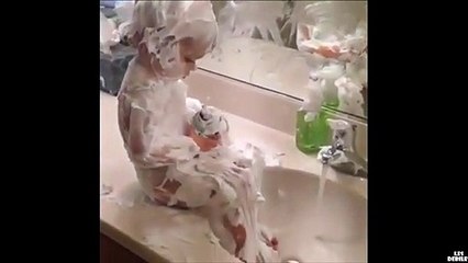 Pequeña acaba recubierta de la espuma de afeitar de su papá