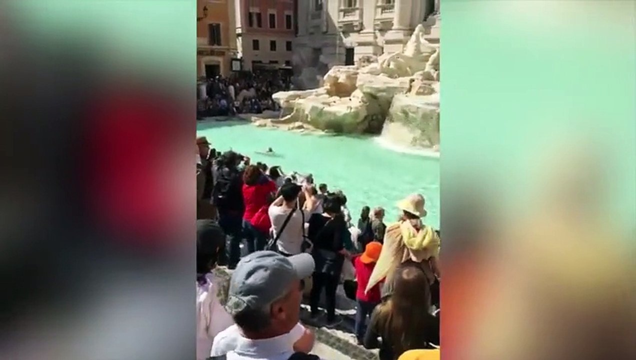 Se baña desnudo en la Fontana di Trevi y la cruza a braza