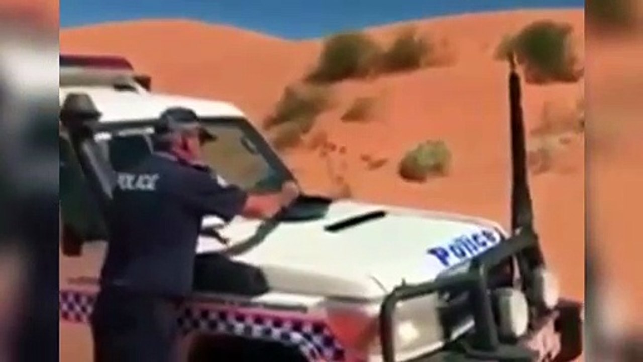Policía chef fríe un huevo en el capó del coche