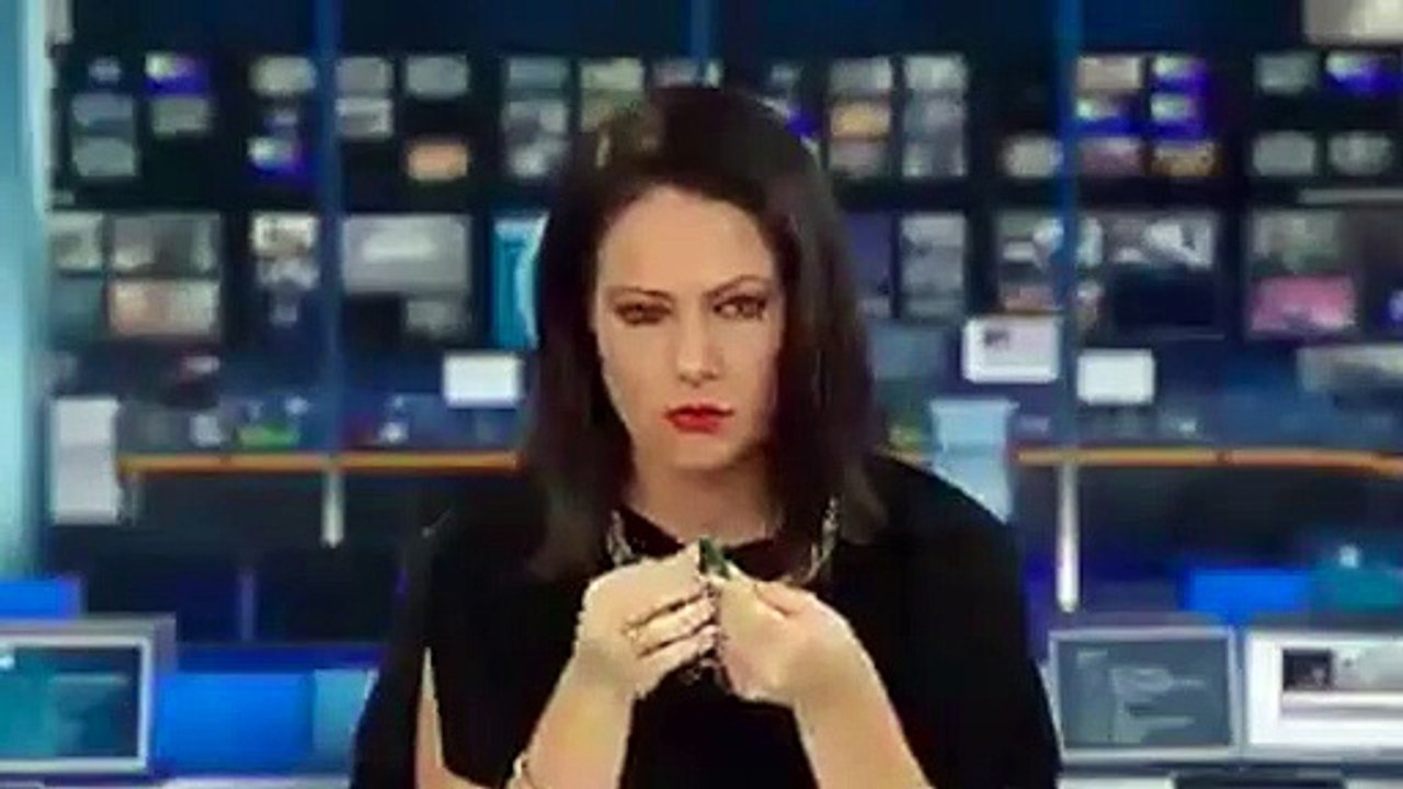 Presentadora piensa en sus cosas en pleno directo