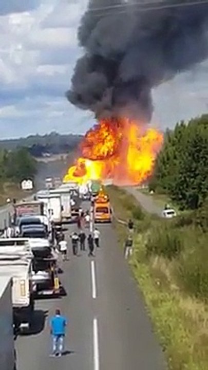 Camión que transportaba bombonas de gas explota