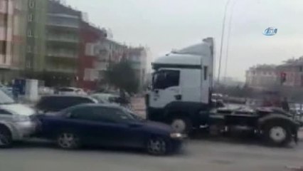 Otomobil Sürücüsüne Kızdı, Tırla İki Otomobile Böyle Çarptı
