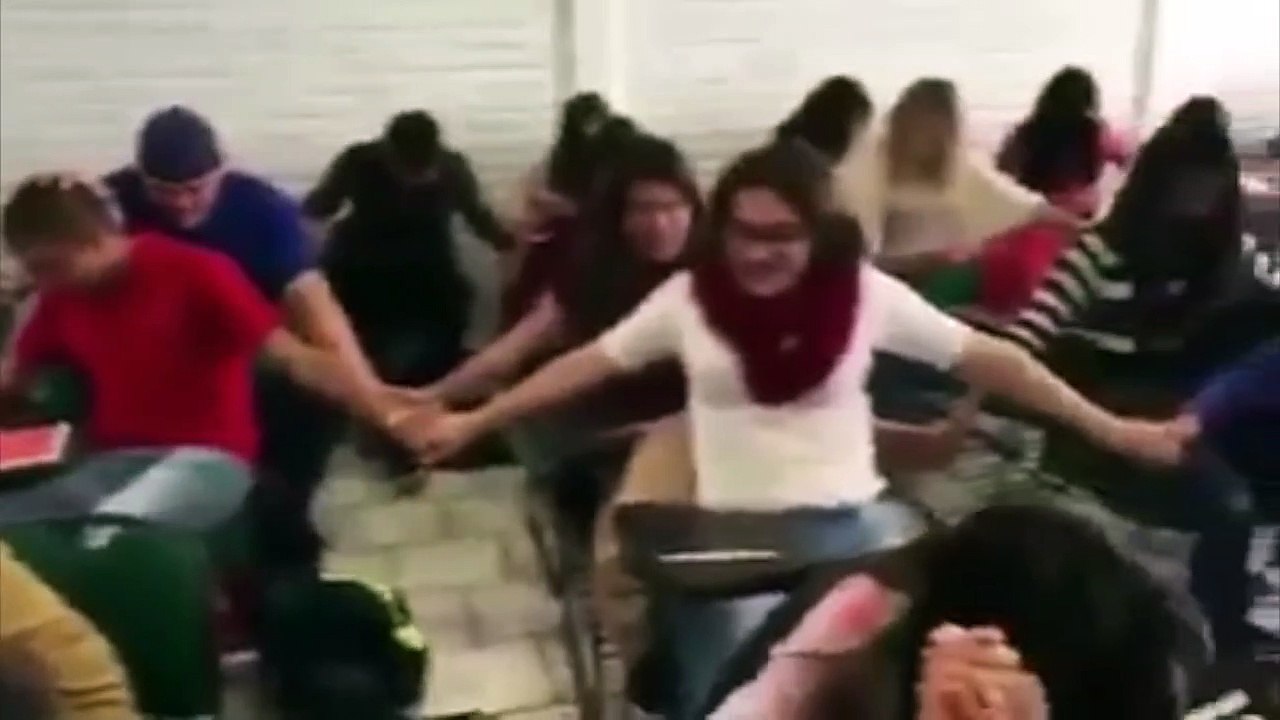 Rezan con el profesor para aprobar un examen