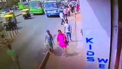 Ojo Si vas mirando tu teléfono por la calle puede pasarte esto