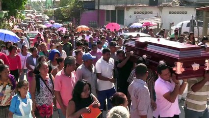 Deudos mexicanos se despiden de sacerdote asesinado en Guerrero