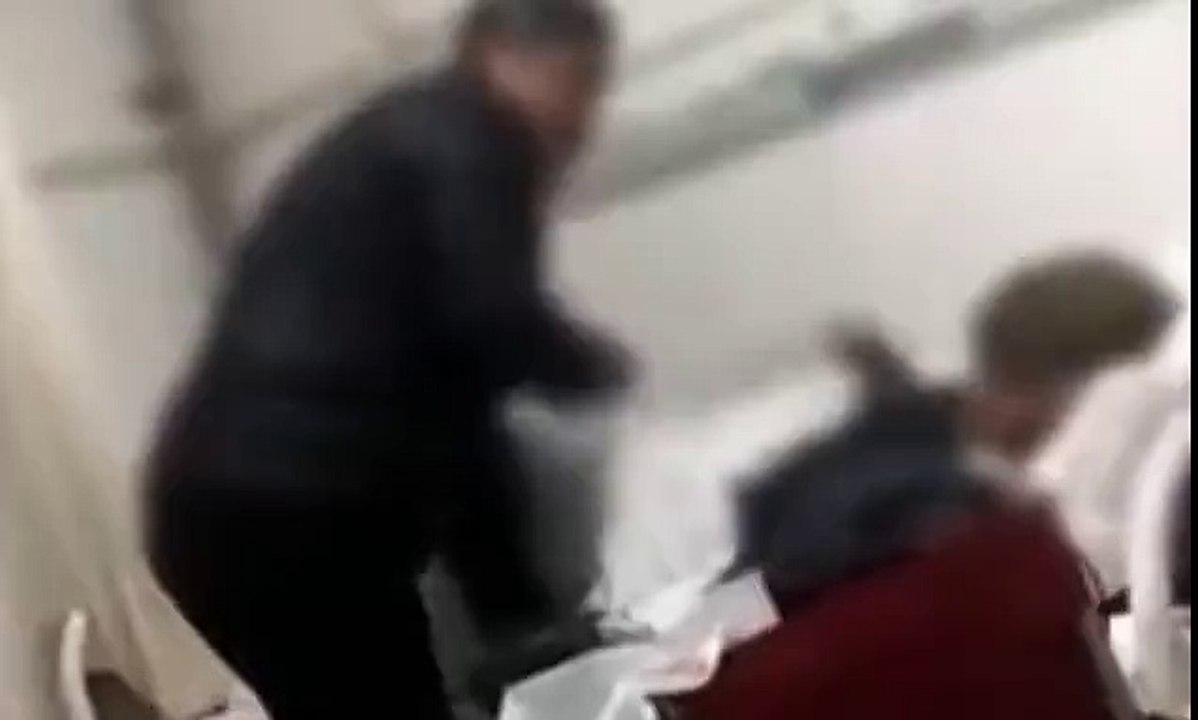 Người con trai bất hiếu đánh đập bố đang nằm trên giường bệnh vì "mệt mỏi" khi chăm sóc cho ông cụ