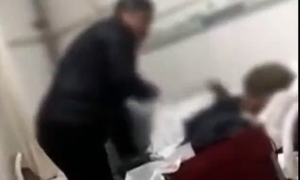 Người con trai bất hiếu đánh đập bố đang nằm trên giường bệnh vì mệt mỏi khi chăm sóc cho ông cụ