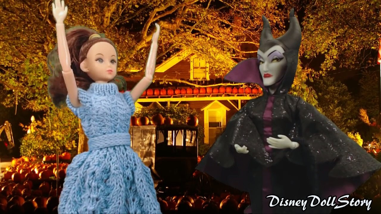 Mal is a Vampire. Ben Bit Her. Descendants Mal, Evie, Elsa, Anna go Trick or Treat Halloween Disney