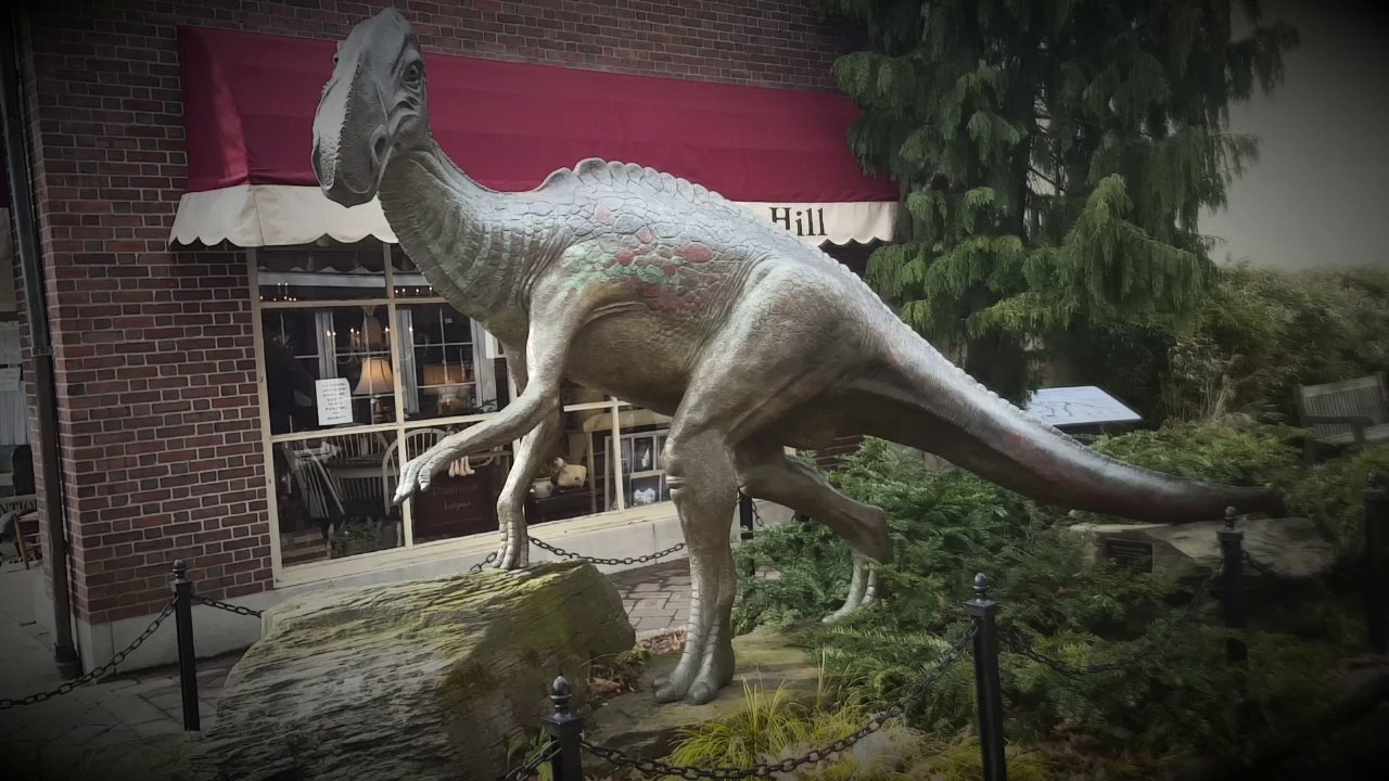 The Haddonfield HADROSAURUS FOULKII Statue (Axis Video)