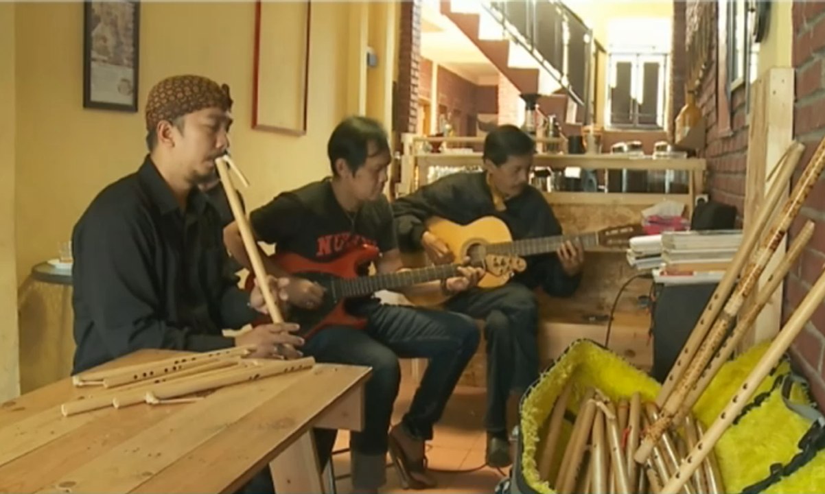 Ini Bedanya Petikan Gitar Degung Sunda Dibanding Gitar Lain