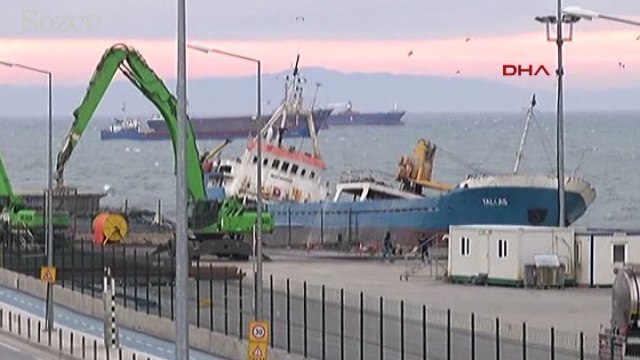 Yük gemisi karaya oturdu