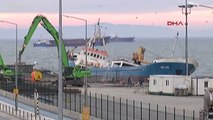 Yük gemisi karaya oturdu