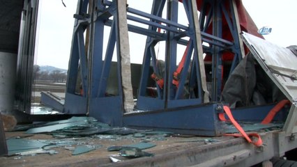 Tırdan düşen 8 ton cam karayoluna saçıldı