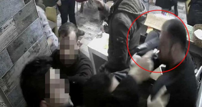Kokoreççinin Başına Silah Dayayıp Garsonu Darp Eden Polisin Silahına El Kondu