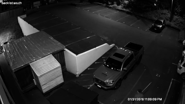 Ce débile tente de casser la vitre d'un pick up est c'est bien drole