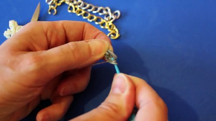 Cómo hacer una pulsera de ligas con cruz de gomas