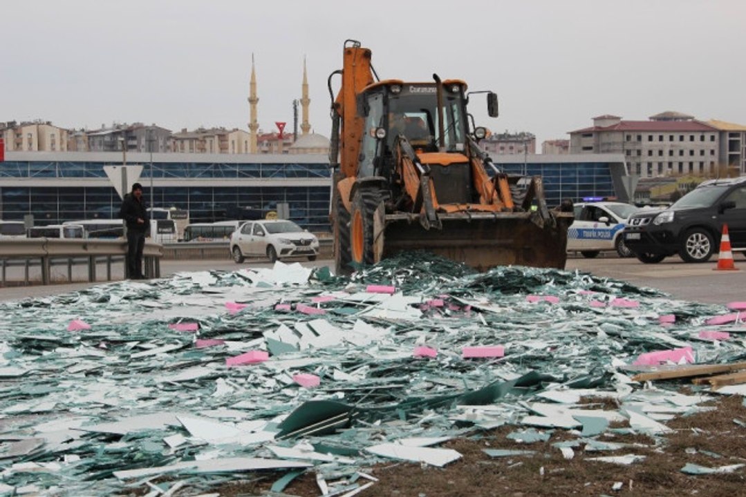 TIR'dan Düşen 8 Ton Cam Yola Saçıldı