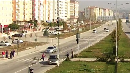 Kırmızı Işıkta Geçen Sürücünün Çarptığı Bisikletli Ölümden Döndü