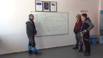 Hakkari Kaya Tırmanışı Yapan Liseli Dağcılar, 100 Metrelik Zirveye Çıktı