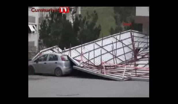 Rüzgarda uçan çatı araçların üstüne düştü