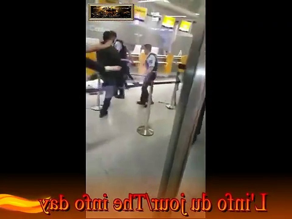 Un Tunisien frappe deux policiers parce qu'il on pousser sa femme.