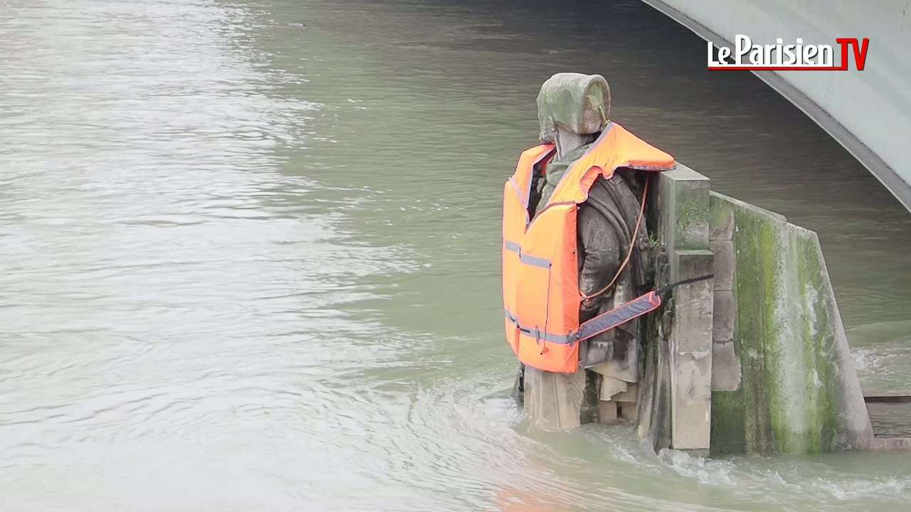 Un gilet de sauvetage sur le zouave du pont de l'Alma.