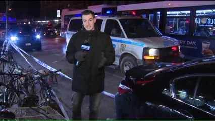 Video herunterladen: 'Roving Band' of Bicyclists Damage Cars in New York Leading to Crash Involving Cop Car: Police