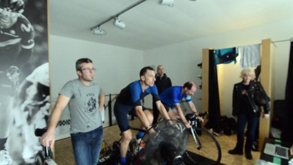 Gaëtan Bille parcourt 250km au café le Mur à Huy sur les systèmes Wahoo Kickr et Zwift 1/2