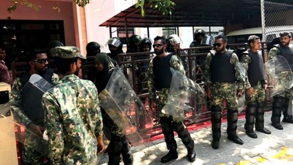 Maldives army seals off parliament, arrests MPs